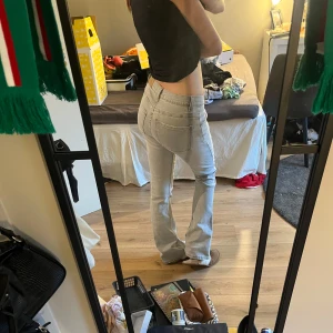 Ljusgrå bootcut jeans  - snygga ljusgrå jeans från gina tricot, midwaist, säljer för de är för små, aldrig andvänd 💘💘