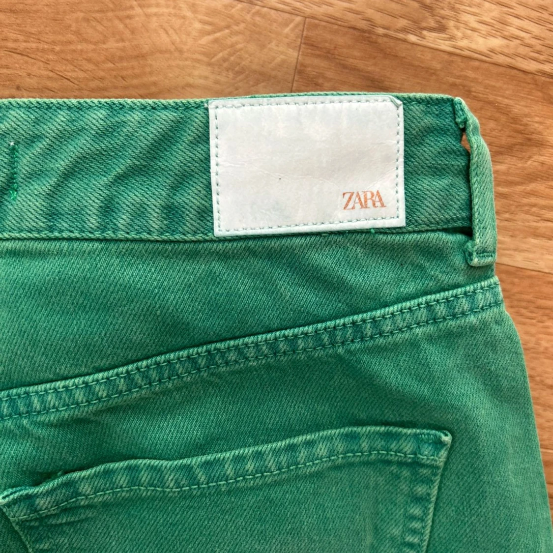Gröna jeansbyxor från Zara, strl 38 - 1
