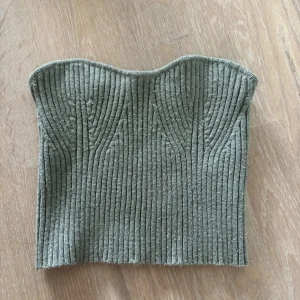 Bandeautopp - Stickad bandeau topp från zara i fint skick. Storlek S💓