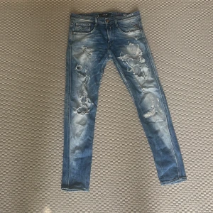 Blå slitna Replay jeans, storlek 29 - Blåa replay anbass med bra skick Skriv vid minsta fundering