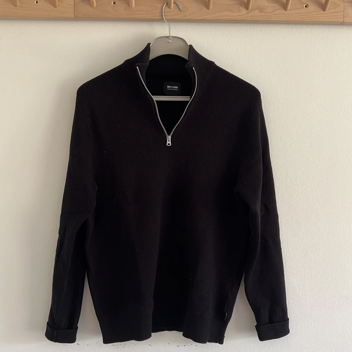 Svart stickad half zip från Only & Sons