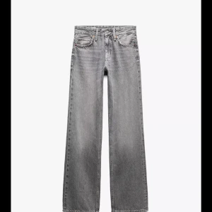 Gråa Zara jeans  - Säljer dessa ur snygga Zara jeansen i modellen ”Jeans TRF Wide leg med medelhög midja”. På sista bilden kan du se måtten. Jag är ca 170 cm och de va lite för långa på mig. Jeansen har enbart använts en gång 