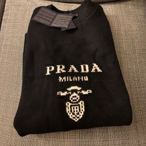 Prada Tröja - Säljer min svarta Prada tröja. Allt medföljer och den är i nyskick.