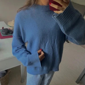 Blå oversized stickad tröja - Klarblå Kashmir i 100% Kashmir. Väldigt bra skick!!
