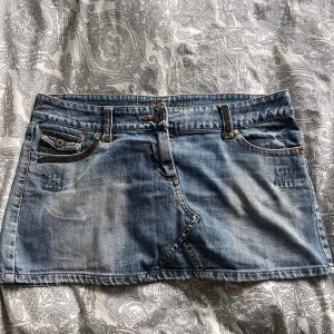 Jeanskjol - Supersnygg jeanskjol som tyvärr är för stor för mig! Midjemått: 42cm. Priset går att diskutera vid snabb affär! Skriv för frågor eller fler bilder😁😁