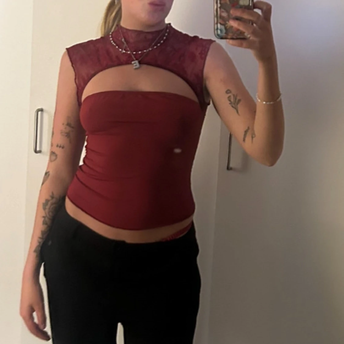 Vinröd spetsig polotopp med cut out