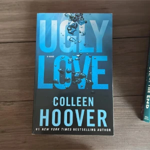 Ugly Love - En populär roman av Colleen Hoover med ett snyggt blått omslag och bubblor som ger en modern känsla. Perfekt för dig som gillar känslostarka berättelser och vill läsa något som många unga vuxna pratar om.  Köpte denna av en säljare från plick, bilderna är även hennes. Men boken har inte blivit öppnad alls så boken ser ut som de gör i bilderna. Pris kan diskuteras 