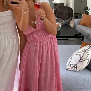 Klänning  - Såå snygg slutsåld och eftertraktad klänning från H&M i strl 36. Nyskick!🩷🦓