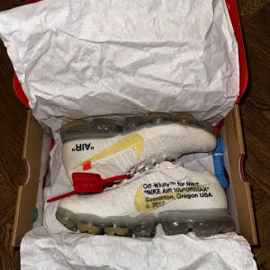 Nike Air Vapormax x Off-White (The Ten) – strl 42 - Ett par Nike Air Vapormax x OFF-White. Legendarisk modell från Virgil Ablohs ikoniska “The Ten”-serie. Designad 2017 och en av de mest eftertraktade Vapormax-versionerna. 👟 Skick: Använda en handfull gånger 💰 Säljs för upp till 8000 kr 📏 Storlek: 42 📦 Originalkartong + extra snören medföljer. Priset är aningen förhandlingsbart. 