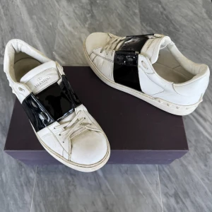 Valentino skor - Valentino Open - Skick: Fint skick - Tillbehör: Valentino kort - Nypris: 6000kr - TrendWardrobe