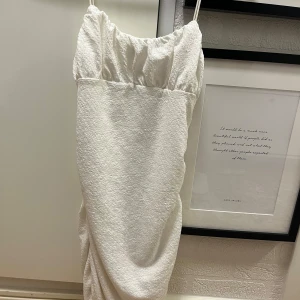 Vit kort klänning från Stugaz - Supersöt vit kort klänning från Stugaz med tunna axelband och lätt struktur i tyget. Jätte snygg på . Perfekt till sommaren, alla studenter och allmänt ❤️