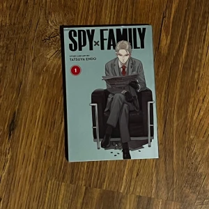 SPY×FAMILY Vol. 1 - En actionfylld manga där en spion, en lönnmördare och en telepat bildar en ovanlig familj. Perfekt för dig som gillar spänning, humor och unika karaktärer. Snyggt tecknad och lätt att fastna i – ett måste för mangaälskare!