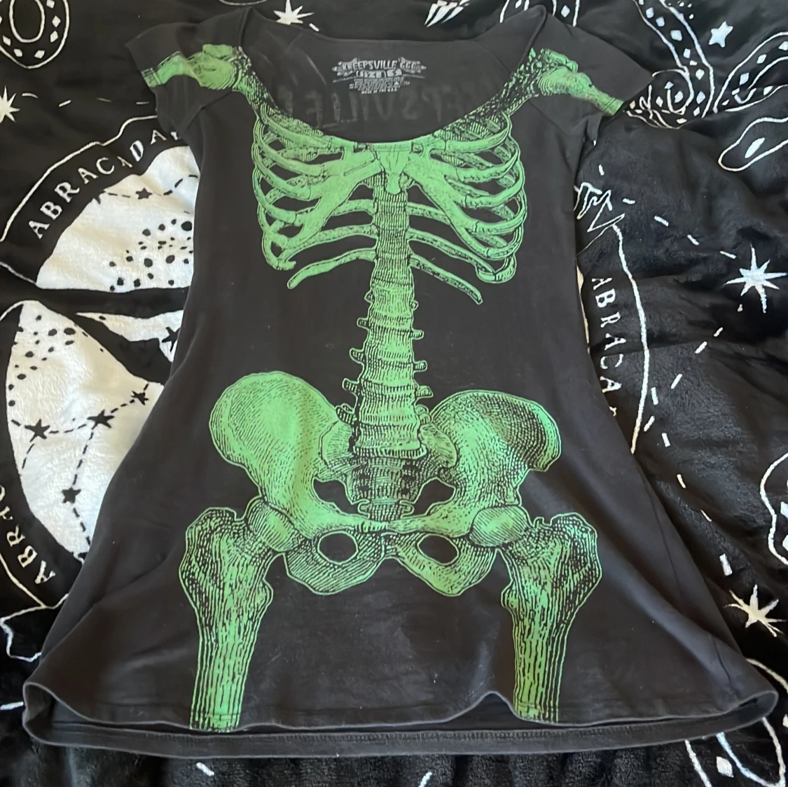 Svart klänning med skelett från Kreepsville 666