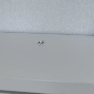 Silverfärgade rektangulära örhängen med diamanter - Ett par silverfärgade rektangulära örhängen med diamanter på från Montini som är använda ca 3 gånger! FÖRST TILL KVARN!