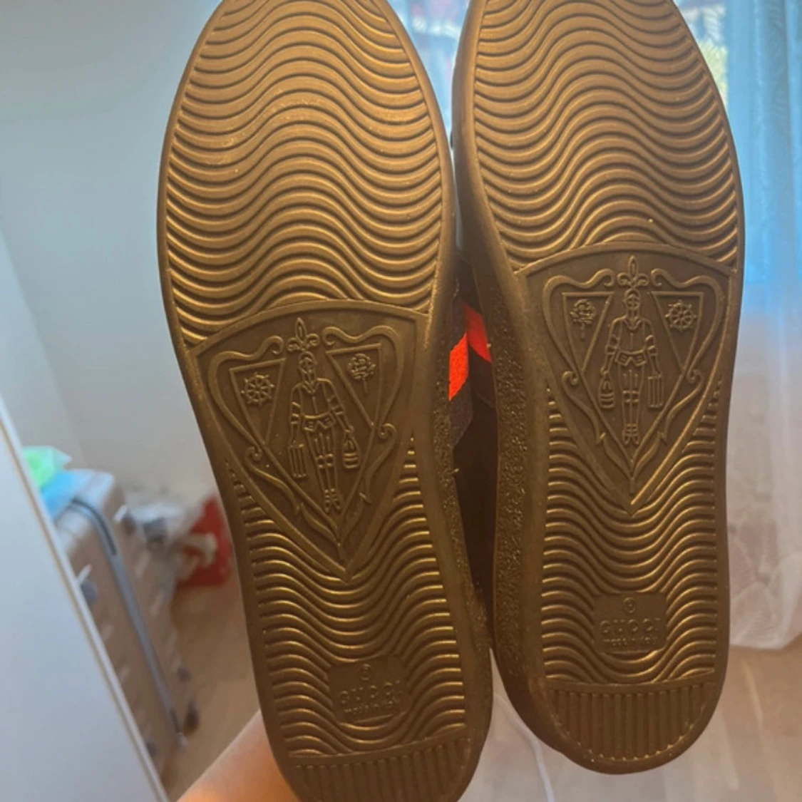 Gucci Ace svarta sneakers med bi-detalj - 3