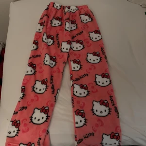 Hello Kitty rosa pyjamasbyxor  - Supermjuka och mysiga rosa pyjamasbyxor med Hello Kitty-motiv över hela byxorna. Dom är i storlek M men känns nästan som XS. Byxorna är även väldigt korta så jag skulle rekommendera dom till någon som är runt 150cm, själv är jag 1,56 och de är korta på mig