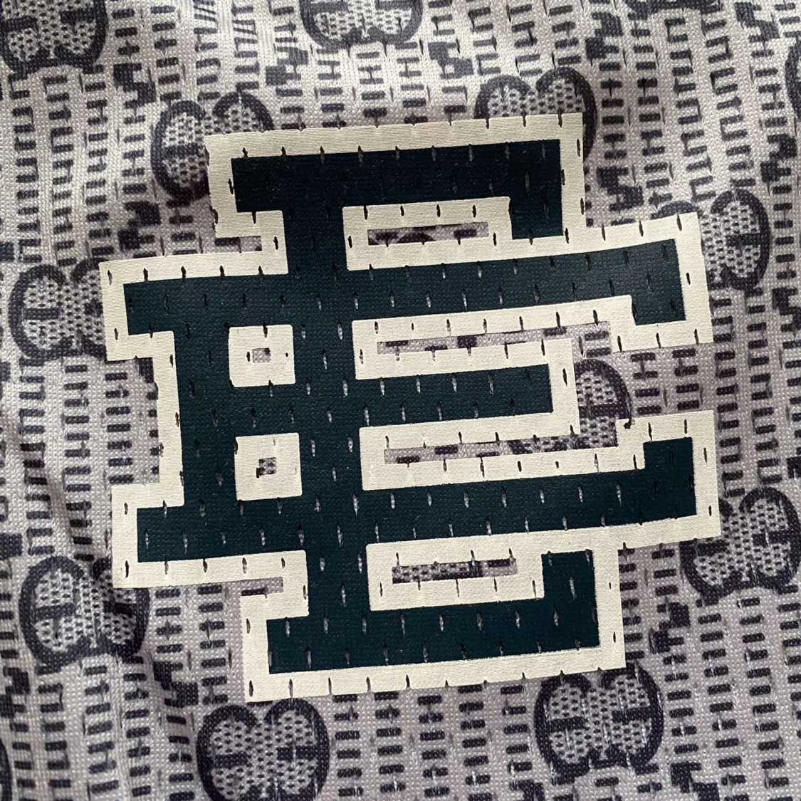 Gråmönstrade shorts med logga M - 2