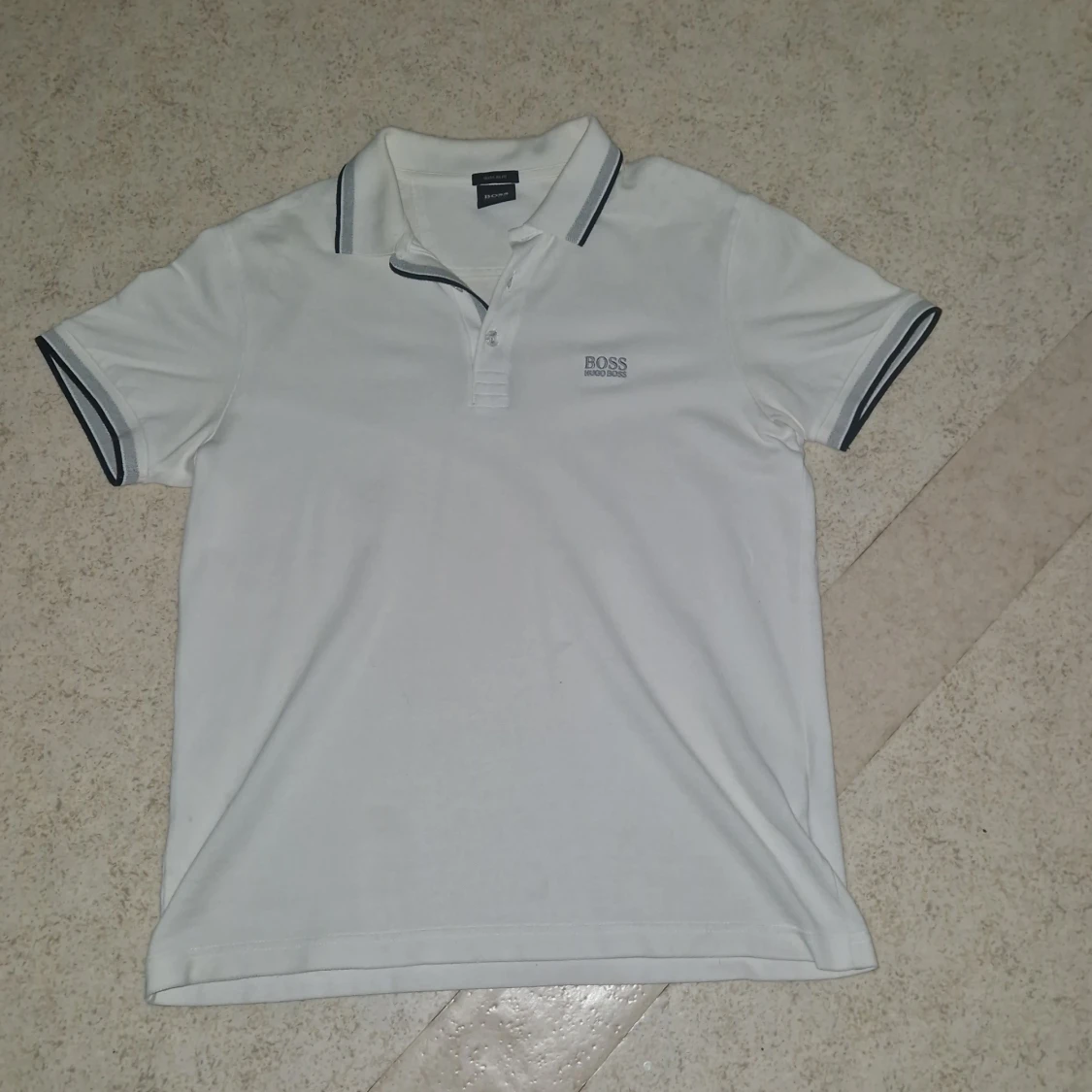 Vit pikétröja från Hugo Boss