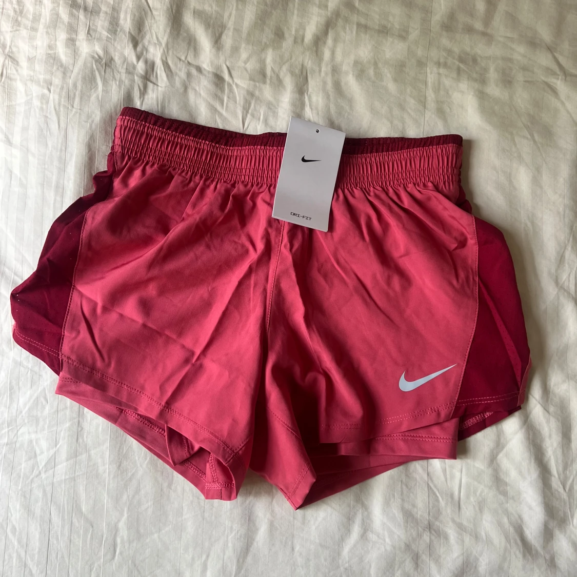 Rosa Nike Dri-FIT träningsshorts XS