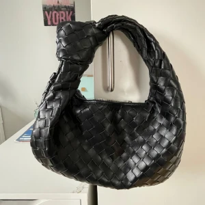 Bottega veneta väska - Säljer en Bottega veneta liknande väska! Bra skick!