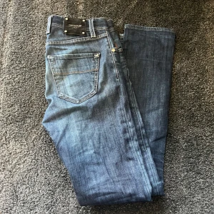 Tramarossa blå jeans slim fit - Snygga Tramarossa jeans. Jeansen är i mycket bra skick! Passformen är slimfit och sitter riktigt snyggt! Tramarossa jeans är av högsta kvalitet och nypriset är ca 3-4000kr! 