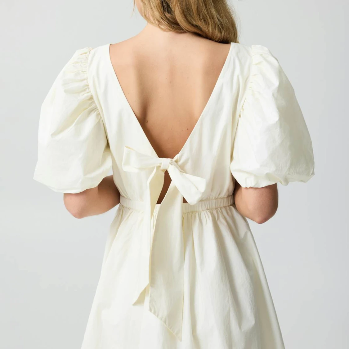 Ljusgul kort klänning med puffärm och rosett - 1