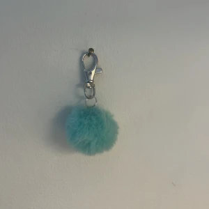 Turkos fluffig väskdekoration - Söt och fluffig turkos pompom med metallklämma som passar perfekt att hänga på din väska! 
