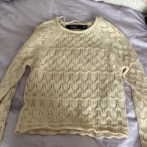 Beige stickad tröja från Vero Moda - Superfin beige stickad tröja från Vero Moda i storlek XS. Tröjan har ett snyggt hålmönster och långärmad design med rund hals. 💕