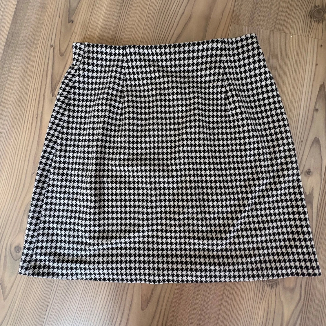 Svartvit rutig kortkjol med slits - 1