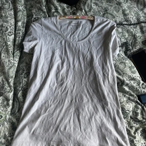 Vit basic t-shirt från New body  - Enkel vit t-shirt från New Body med rund halsringning och korta ärmar. Kan mötas i Norrköping 😊