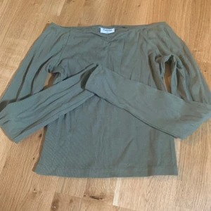 Grön tajt tröja - En militärgrön tajt tröja från kappahl som aldrig kommit till användning. I storlek 170 men en ganska liten storlek,hör av dig om frågor,bilder eller priset🩷🩷