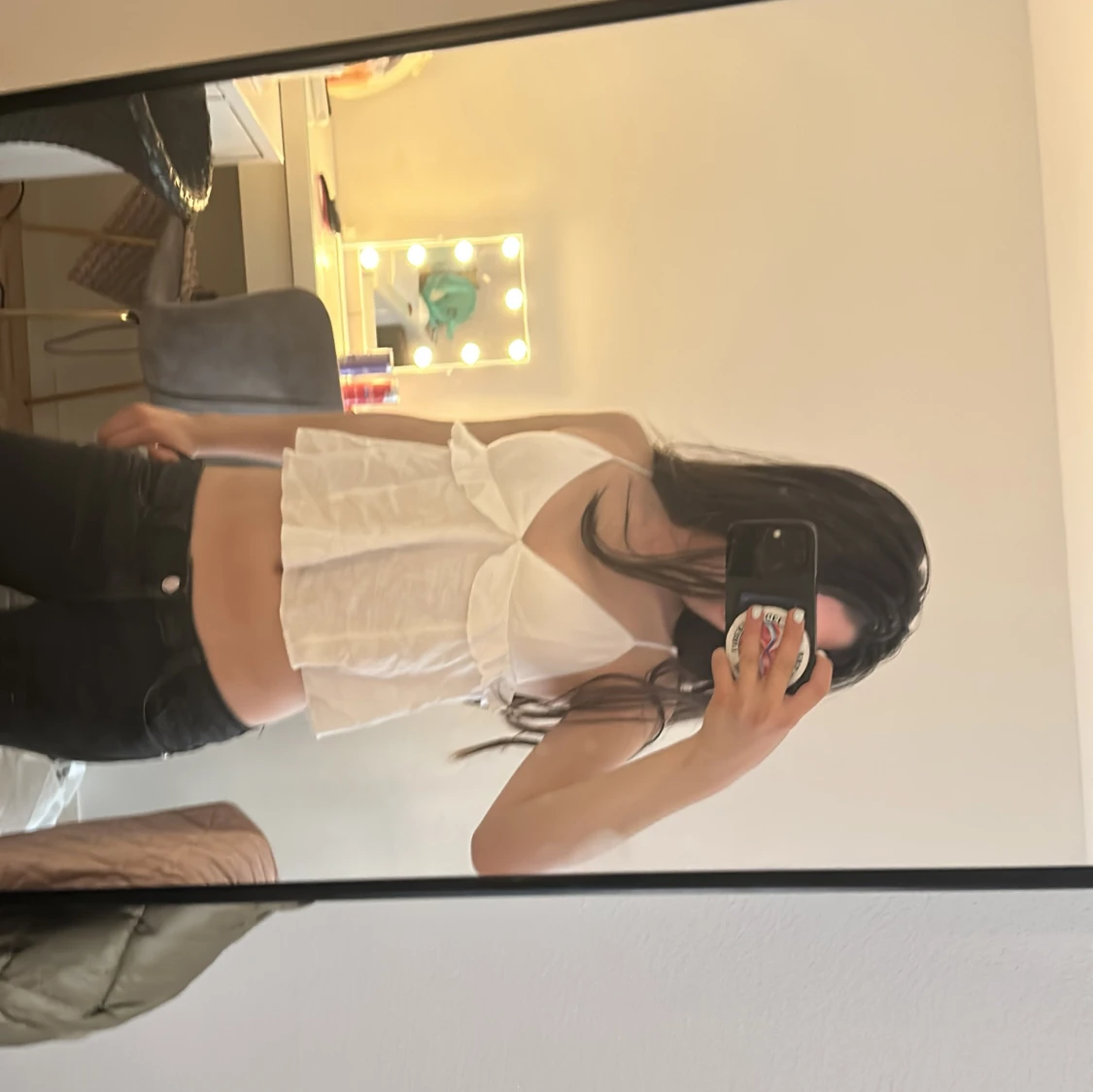 Vit volangig linnetopp med smala axelband - 2