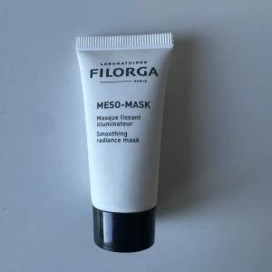 Filorga MESO-MASK 15ml - Filorga MESO-MASK är en lystergivande och utjämnande ansiktsmask i en vit tub med svart skruvkork. Masken är framtagen för att ge huden glow och jämnare yta. Perfekt för dig som vill boosta huden med extra lyster. Innehåller 15 ml.