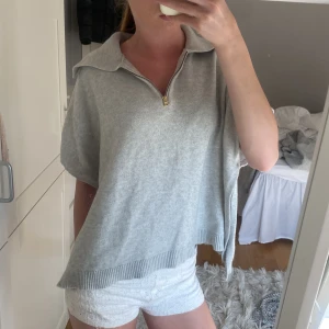 jättesnygg ponchotröja 🩵😇🐆 - köpt förra sommaren, den är i barnstorleken 140 men är jättestor så passar typ xxs-m 🐬💘🩵🐆🥰😇😜🫰🏼💕