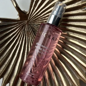 Hickap Glow Monkey Setting Spray - Glow Monkey Setting Spray från Hickap ger en strålande finish och håller sminket på plats hela dagen. 100% vegansk och passar alla hudtyper. Perfekt för dig som vill ha extra glow.