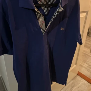 Blå Burberry pike - En skön Burberry pike som passar perfekt nu till sommaren. Använt den ett fåtal gånger men den har inte riktigt passat min stil och är därför anledningen till att jag säljer den. Priset är inte ristat i sten och kan diskuteras. Vid frågor och undringar tveka inte på att skriva😊