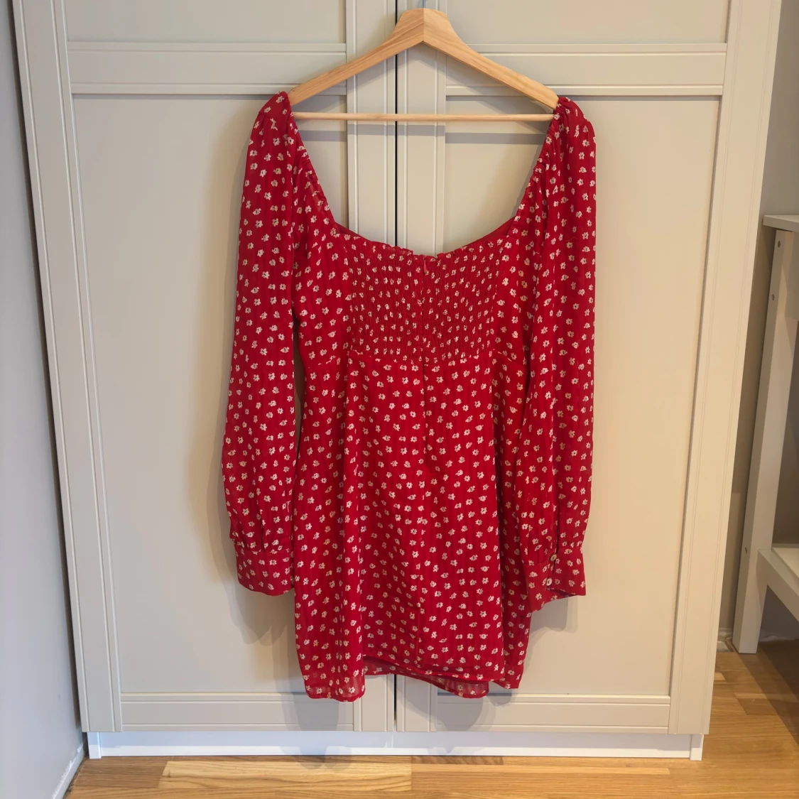 Röd klänning med vita blommor från Adoore  - 1