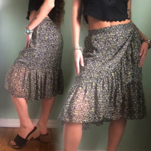 Flowy flower skirt - Så fin, felfritt skick🌻står strl S men jag på bilden är strl 38/M och den passar rätt bra på mig, men passar nog bäst strl 36