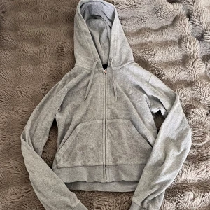 Juicy couture set - Äkta juicy couture set, har tappat loggan på koftan (sista bilden) och även ena metall knoppen till byxorna där av priset, annars i bra skick