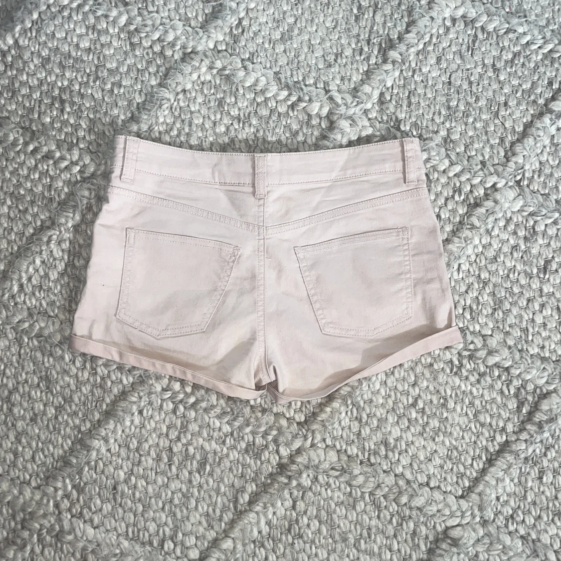 Ljusbeige shorts med uppvik - 2