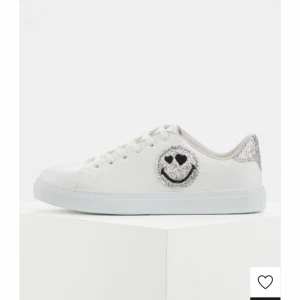 Vita sneakers med glitter och smiley - Säljer desaa snygga sneakers från zalando och märket DeFacto 💛Knappt andvända då de inte passade min storlek
