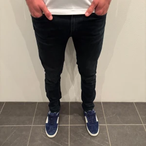 Dondup Jeans George  - Dondup Jeans George! Trendigaste jeansen på marknaden.  Skick= 9,5/10 Ny pris= 4000 kr Säljs för= 750 kr