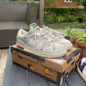 Nike Dunk Low Off-White lot 25 - Säljer ett par off white dunks lot 25 i storlek 44, då de inte kommer till användning. Skulle behöva en tvätt men är i helhet i super fint skick. Låda, off white tag samt extra snören tillkommer. Skriv privat vid fler frågor! 