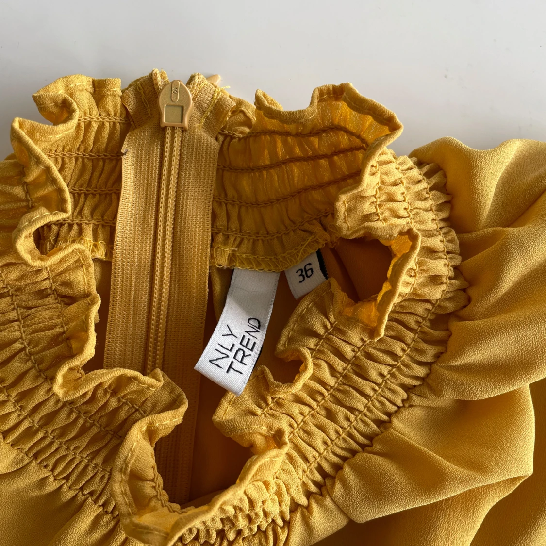 Gul blus med volang från NLY Trend - 2