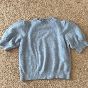 Ljusblå puffärm stickad tröja Vero Moda - Supersöt ljusblå stickad tröja från Vero Moda med puffärmar och ribbade muddar. Kortärmad modell med rund halsringning💞 köpare står för frakt!