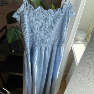 Klänning - En somrig blå långklänning från H&M 🩵 har aldrig använt den då den inte riktigt passar mig, så den är i mycket fint skick! 