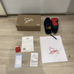Christian Louboutin skor  - Helt nya och oanvända marinblåa Loubs. Allt som finns i bilden medföljer. Vid flera frågor eller bilder skriv till mig i DM. 