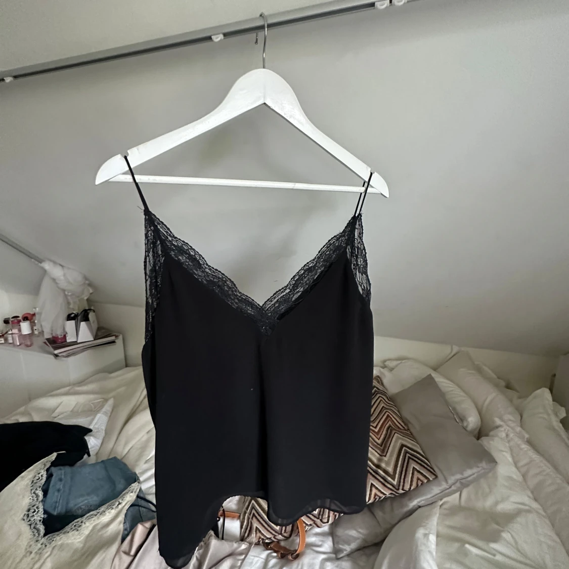 Svart linnetopp med spetskant