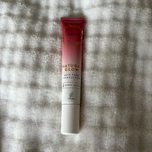 Lumene Natural Glow Skin Tone Perfector - ANVÄNTS 2-3 GÅNGER MEN ÄR NÄSTAN HELT FULL! ‼️Lumene Natural Glow Skin Tone Perfector i nyansen 4 Berry Blush. En flytande produkt i rosa och vit tub, vegansk och innehåller 20 ml. Ger en fräsch och naturlig lyster till huden, perfekt för att jämna ut hudtonen och ge glow. 