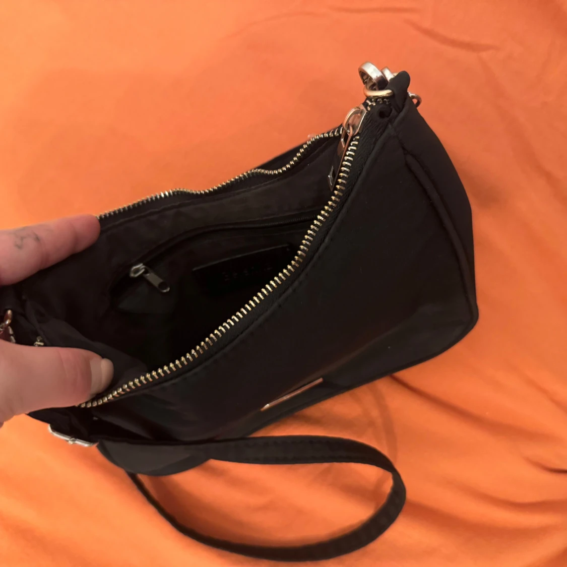 Svart axelväska från Bershka med kedja - 3